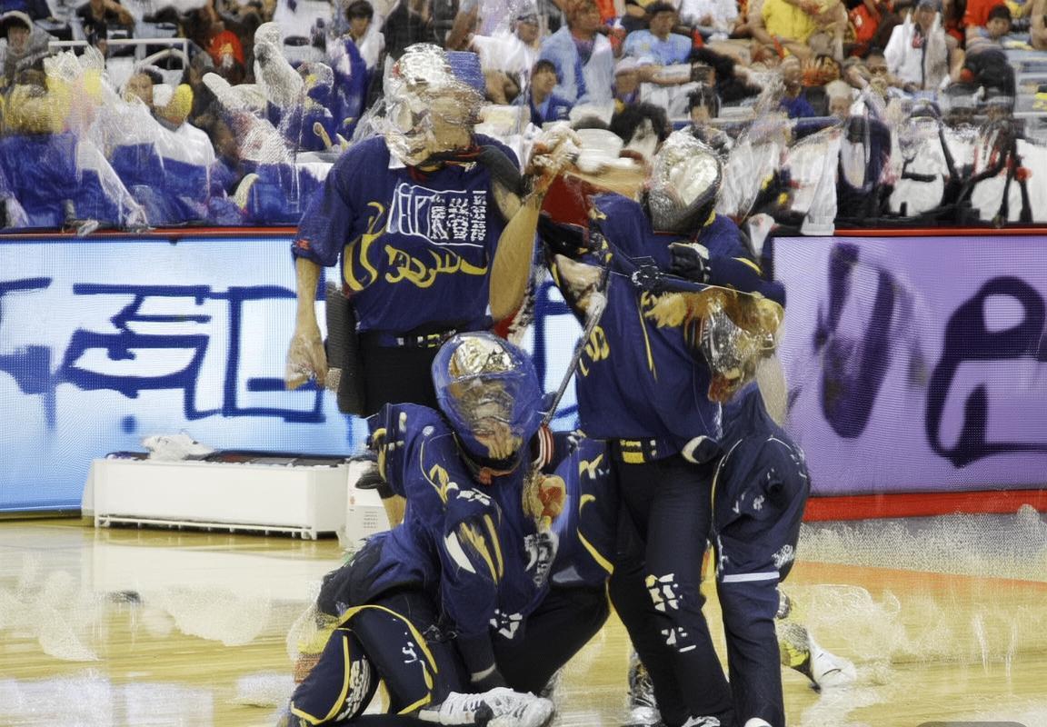 东契奇领航独行侠逆风翻盘，爵士美航中心胜梦成空(图3)